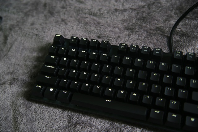 
Chiếc bàn phím này có phông chữ đẹp mắt, kết hợp với đèn LED sáng rõ rất ấn tượng khi sử dụng vào buổi tối.
