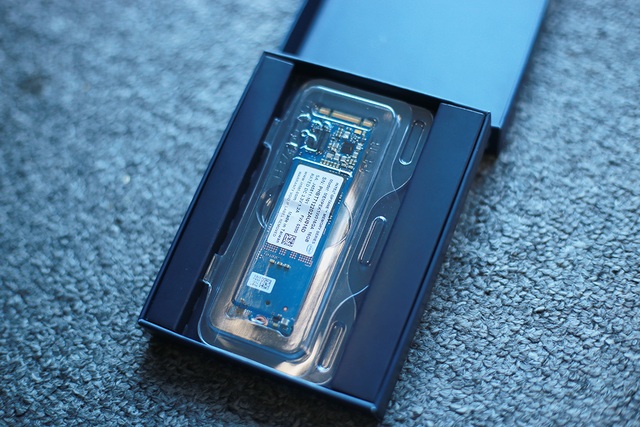 
Mở vào bên trong, nhân vật chính là chiếc SSD tăng tốc được đặt trong vỏ nhựa bảo vệ.
