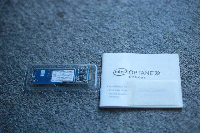 
Chiếc Intel Optane Memory không có phụ kiện nào đáng chú ý cả, chỉ có sách hướng dẫn và decal dán cho vui mà thôi.
