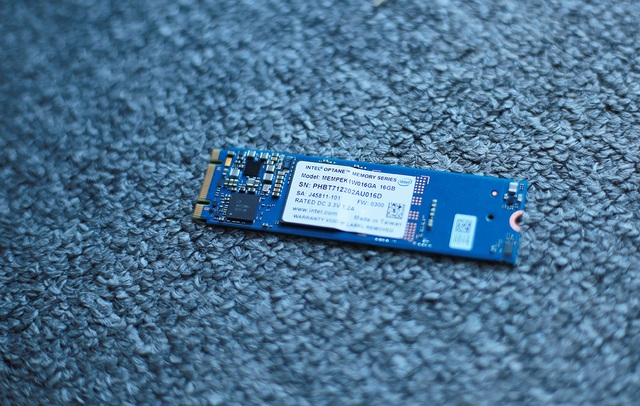 
Mặt trước của Intel Optane Memory.
