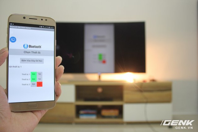 Google Assistant là một trợ lý thông minh tiên tiến giúp bạn quản lý các hoạt động của mình. Bạn có thể tìm kiếm thông tin, đặt lịch hẹn và kiểm soát các thiết bị tự động hóa trong nhà. Các tính năng khác bao gồm tìm kiếm hình ảnh và video, xem lịch trình và thông báo thông minh. Google Assistant được tích hợp trên nhiều thiết bị, từ điện thoại di động đến loa thông minh.