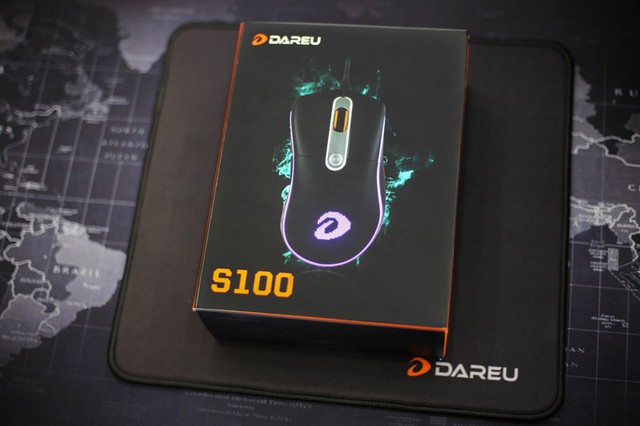 
Vỏ hộp tương đối đơn giản với tên và hình dạng của DareU S100 RGB được in trực tiếp, hiện tại game thủ mua chuột còn được tặng kèm cả bàn di.
