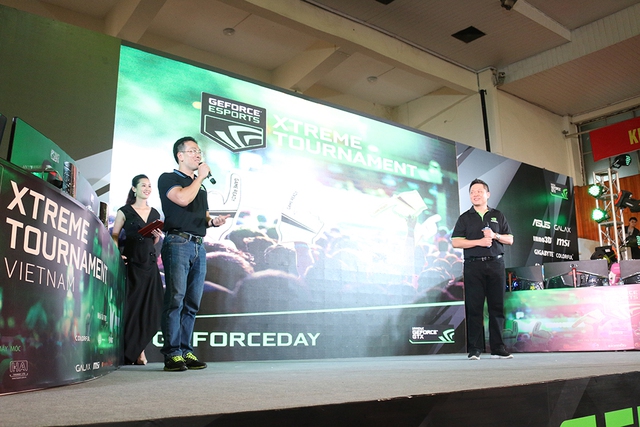 
Ông Simon Tan (phải) cùng ông Nguyễn Đức Quế, đại diện Nvidia Việt Nam tuyên bố khai mạc sự kiện GeForce Day 2017 ngày 08/10
