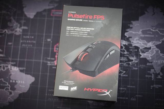 
Vỏ hộp của Kingston HyperX Pulsefire FPS khá đẹp mắt với hình ảnh chú chuột được in trên vỏ.
