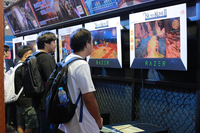 
Razer có một gian hàng lớn riêng, cho phép game thủ trải nghiệm rất nhiều game và gear của hãng.
