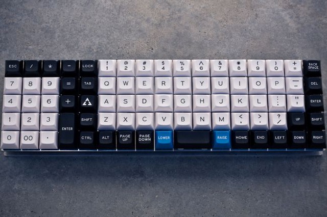 
Trông có vẻ hơi ngược khi numpad ở bên phải, thế nhưng chiếc bàn phím Ono-Sendai Matrix 83 này vẫn rất ưa nhìn với sự hiện diện của bộ keycap Overcast phiên bản trắng đen
