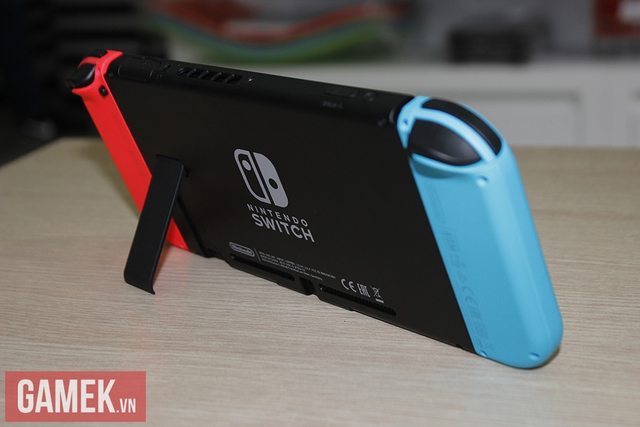 
Tay cầm JoyCon có hai nút vai mỗi bên thay vì 1
