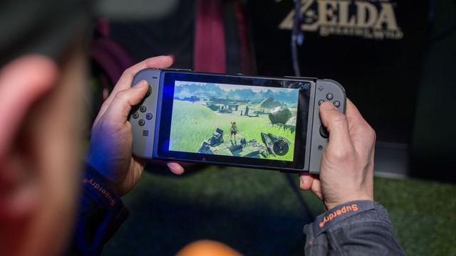 
Nintendo Switch - hệ máy chơi game lai giữa console và handheld đầu tiên.
