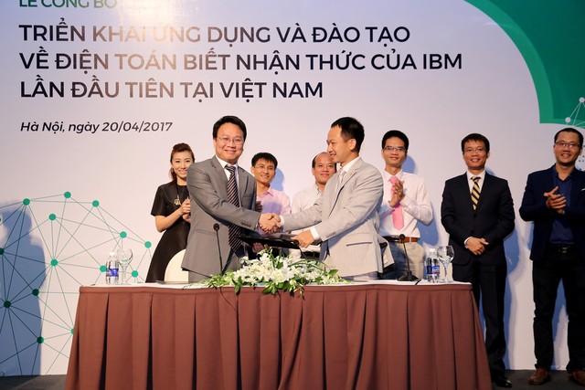 



Ông Phan Thế Vinh - Giám đốc công ty Five9 và ông Phạm Huy Triều - Giám đốc công ty OneNet ký kết hợp tác
