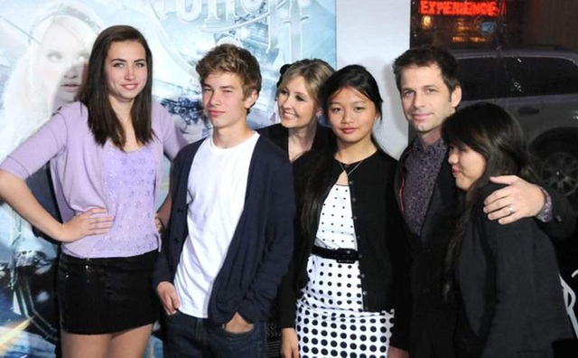 
Gia đình của đạo diễn Zack Snyder, Autumn Snyder đứng thứ 3 từ phải qua
