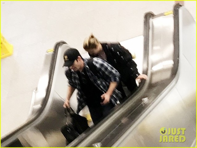 
Brie Larson và Chris Evans cùng có mặt tại sân bay tại Atlanta (Mỹ). Họ sau đó di chuyển tới phim trường của Avengers 4.
