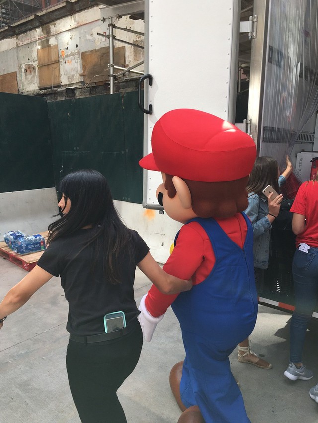 
Sự kiện có cả Mario, nhưng anh chàng khốn khổ trong bộ đồ dày cộp bị lả vì quá nóng nên nhân viên phải đưa anh chàng ra góc nghỉ ngơi, không thể chụp ảnh tiếp cùng fan được.
