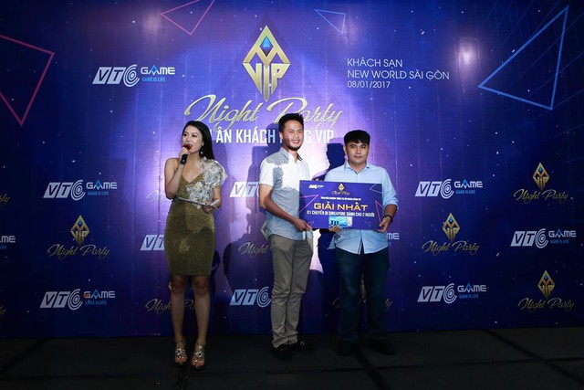 
Đại diện NPH VTC Game – G.Đ Nguyễn Thanh Hưng tận tay trao giải Nhất cho game thủ Thiện Thanh!
