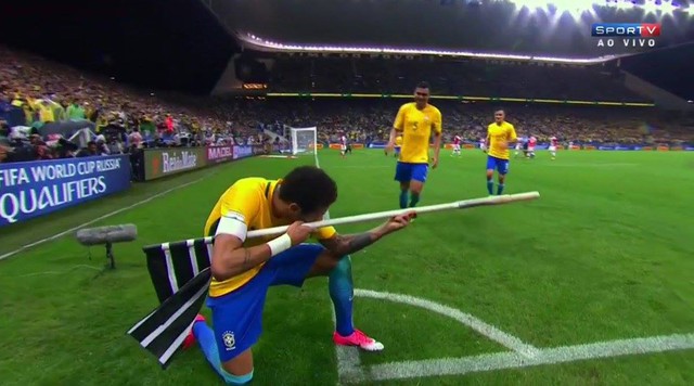 
Neymar ăn mừng theo phong cách Sniper trong CS:GO
