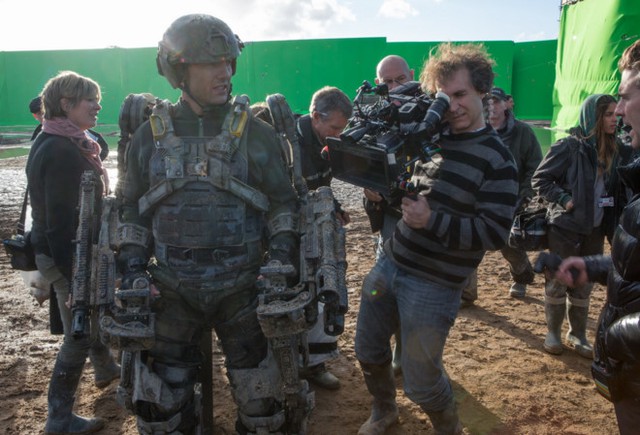 
Đạo diễn Doug Liman và Tom Cruise trên trường quay Edge of Tomorrow.
