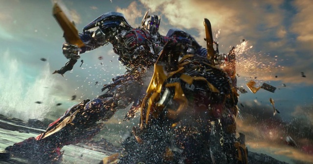 
Transformers 5: The Last Knight đã kế thừa thành công truyền thống của loạt phim: hành động hấp dẫn, cháy nổ hoành tráng, nhưng nội dung và các yếu tố khác thì lại còn khá lủng củng.
