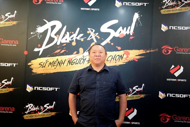 
Đạo diễn Hàm Trần trong buổi ra mắt dự án.
