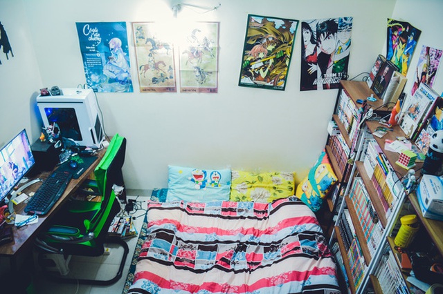 
Phòng ngủ không chỉ có truyện tranh và còn có tranh và ga giường nhân vật trong truyện
