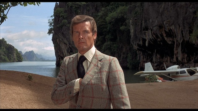 
Trong The Man with the Golden Gun (1975), Roger Moore một lần nữa cho thấy anh chính là người tiếp quản xuất sắc vai diễn James Bond từ Sean Connery.
