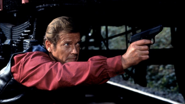
Diễn xuất tài tình của “ngài Moore” đã tái hiện thành công một James Bond vừa mạnh mẽ, vừa tinh tế trong Octopussy (1983).
