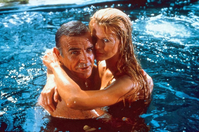 
Mặc dù đã khá cao tuổi khi hóa thân làm James Bond trong bộ phim Never Say Never Again (1983), nam tài tử vẫn thể hiện những cảnh hành động ngoạn mục và hấp dẫn khán giả với phong cách lịch lãm, duyên dáng và hóm hỉnh.
