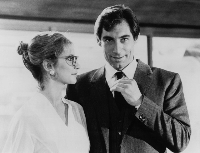 
Tuy không bước quá được cái bóng lớn của hai vị tiền bối Sean Connery và Roger Moore nhưng James Bond của Timothy Dalton trong The Living Daylights (1987) cũng rất thành công và được các nhà phê bình đánh giá cao.
