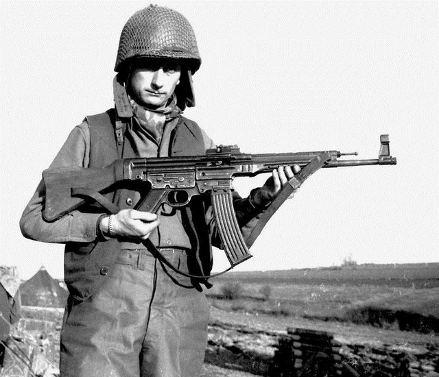 
STG 44 trên tay của người lính trong thế chiến thứ 2
