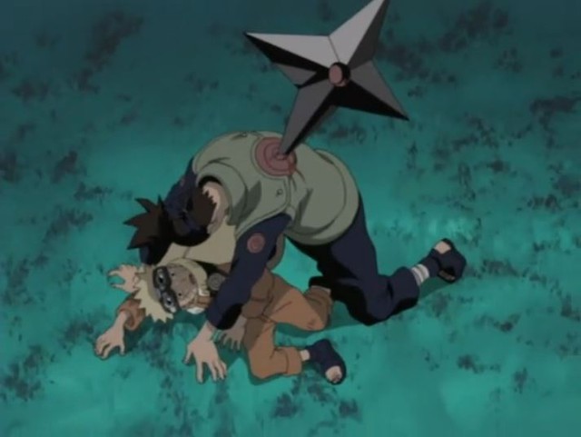 
Trong trận chiến với Mizuki để bảo về Naruto, Iruka đã lấy thân mình đỡ đòn bảo vệ cho Naruto.
