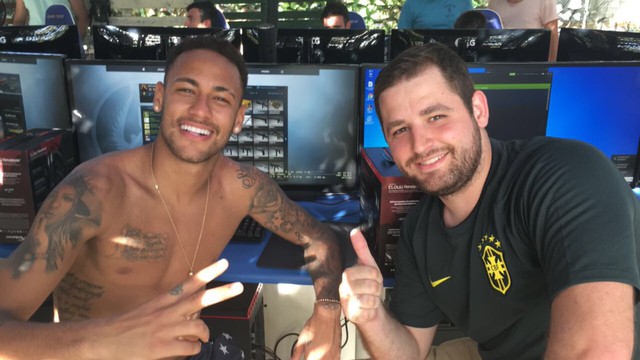 
Neymar chụp ảnh cùng với FalleN – đội trưởng của team SK Gamingkhi anh sang chơi CS:GO cùng SK trong một kỳ nghỉ
