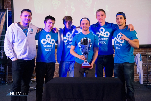 
Swag (đứng thứ 3 từ trái sang) dành chức vô địch RNG Pro Series Final 2015 cùng Cloud9

