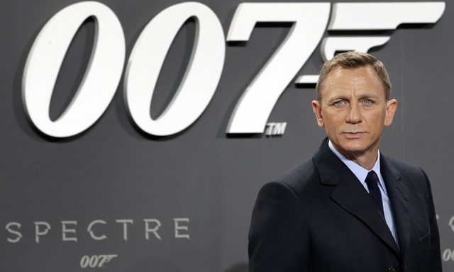 Daniel Craig: Vị tài tử nổi tiếng trong dòng phim James Bond đã trở lại với vai diễn đầy ma lực. Hãy xem hình ảnh của Daniel Craig - phiên bản Bond mới nhất và cảm nhận sự thay đổi tuyệt vời mà anh ấy mang đến cho dòng phim lần này. Làm mới hoàn toàn với đầy đủ hành động và kịch tính, tác phẩm này sẽ không làm bạn thất vọng.