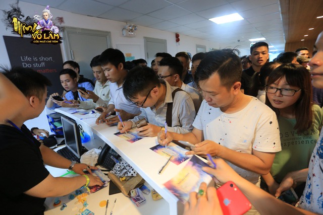 Game thủ xếp hàng chật kín chờ đăng ký tham gia Offline Mộng Võ Lâm tại Hà Nội