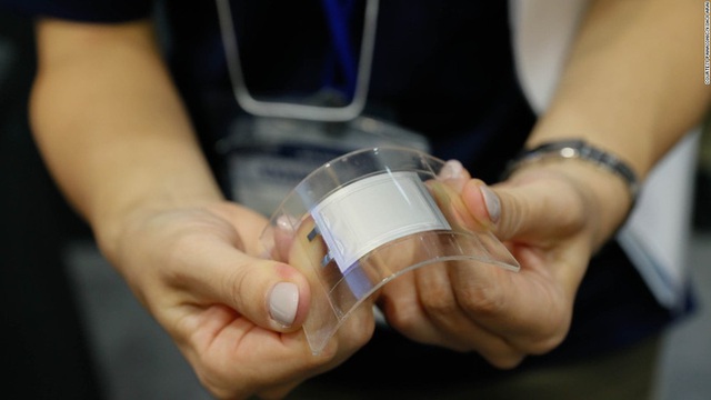 
Trong tương lai, loại pin lithium ion có thể uốn cong này sẽ được sử dụng trong quần áo thông minh, đồng hồ và các băng đeo thể dục.

 
