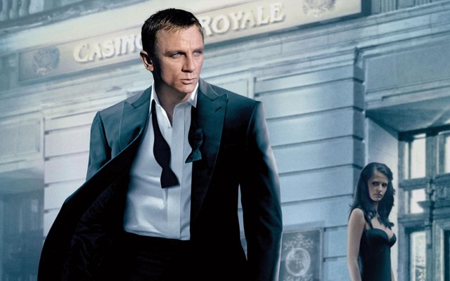 
Không tiếng tăm, hình tượng chẳng giống các 007 cũ, vóc dáng không thu hút nổi bật, nhưng sự thể hiện quá xuất sắc của Daniel Craig trong Casino Royale (2006) đã giúp bộ phim đứng thứ hai về mặt doanh thu trong tất cả phim về James Bond.

