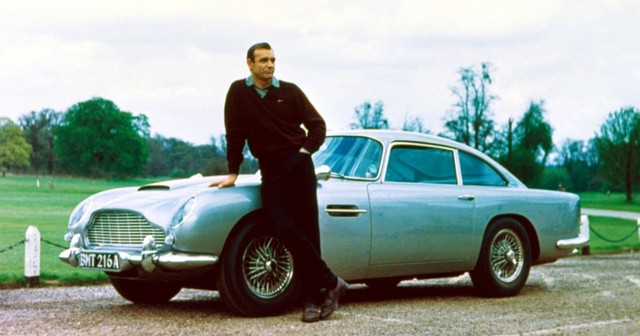 
Trong&nbsp;Goldfinger&nbsp;(1964), vai diễn James Bond của Sean Connery mới thực sự tỏa sáng và bùng nổ giúp Sean trở thành ngôi sao hàng đầu Hollywood, được Nữ hoàng Anh Elizabeth II phong tước Hiệp sĩ, cựu tổng thống Mỹ Bill Clinton trao tặng giải thưởng danh dự Kennedy thường niên cho những cống hiến suốt đời của ông đối với văn hóa và nghệ thuật.
