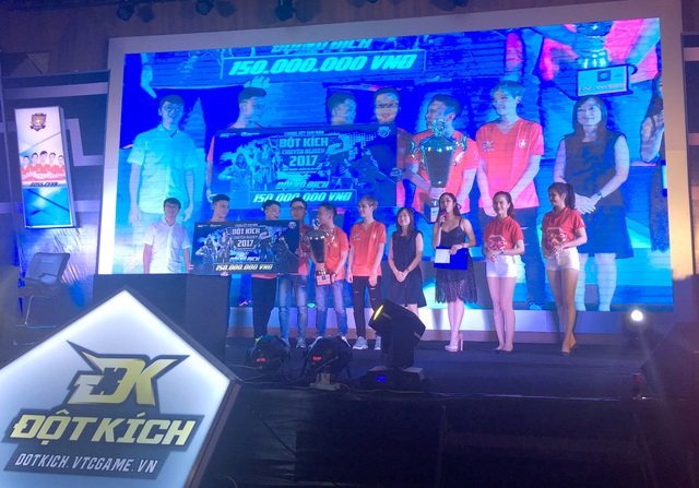 
Aly cùng BossCFVN đăng quang ngôi vô địch CFEL 2017 mùa 1
