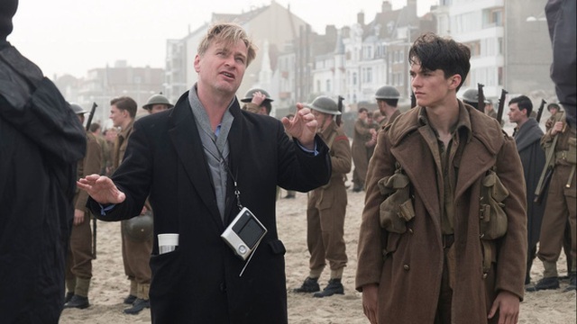 
Đạo diễn Christopher Nolan (Trái) trên phim trường Dunkirk
