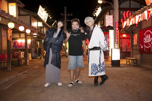 
Yuichi Fukuda (đứng giữa) chụp ảnh cùng hai diễn viên Masaki Okada và Oguri Shun
