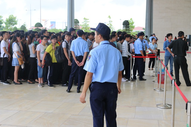 Hàng rào an ninh nhiều lớp góp phần bảo đảm an ninh trước khi khán giả di chuyển vào trong nhà thi đấu.