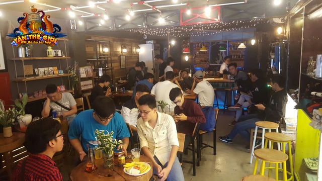 
Tại Hồ Chí Minh, lượng người chơi đến tham dự chật kín quán cafe
