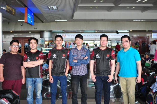 
Fullteam Ultimate Esports tại sân bay Nội Bài. Từ trái qua: Rambutan – Kotk – Tee – Renovatino – Nort và Coach Nomez.
