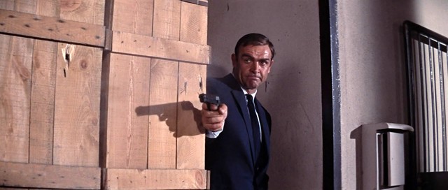  Công bằng mà nói Connery không điển trai hơn các đàn em cùng đóng vai chàng điệp viên James Bond, nhưng nét mặt và lối diễn của ông thật điệu nghệ. Một cảnh trong phim You Only Live Twice (1967) đã chứng minh điều này. 