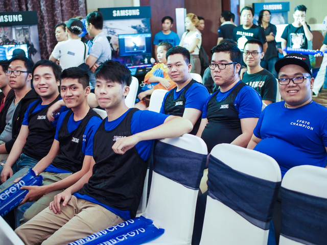 
Những chàng trai Ultimate Esports trước khi vào trận chung kết.
