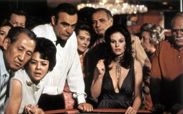 
Lana Wood quyến rũ bên cạnh Sean Connery trong tập phim 007 mang tên Diamonds Are Forever (1971).
