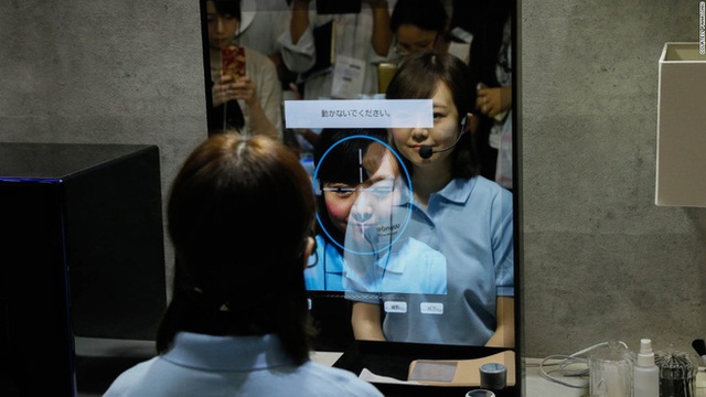 
Thiết bị thông minh của Panasonic này cũng cho phép bạn thử một loạt các kiểu trang điểm thậm chí cả ria mép qua gương.

 
