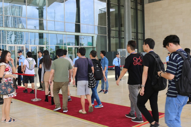 Những khách VIP và các tuyển thủ các đội đang bước trên thảm đỏ di chuyển vào nhà thi đấu.