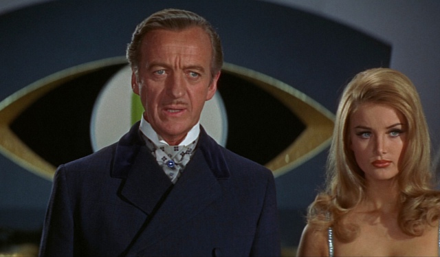 
Chỉ góp mặt trong một tập phim về điệp viên 007 nhưng tài tử người Anh đã để lại dấu ấn mạnh mẽ trong lòng tác giả Ian Fleming, ông thể hiện niềm yêu thích đặc biệt với vai diễn của David Niven khi hóa thân thành James Bond trong bộ phim Casino Royale (1967).
