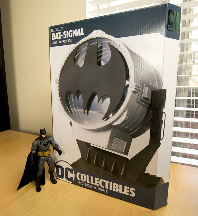 
Nguyên bộ chiếc Bat Signal. Tất nhiên là không kèm mô hình Người Dơi nhé.
