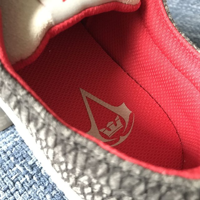 
Logo Assassins Creed nằm bên trong phần lót giày.
