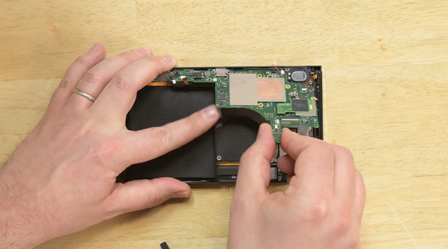 
Bo mạch chính của Nintendo Switch, trang bị 4GB LPDDR4 và chip xử lý Nvidia Tegra.
